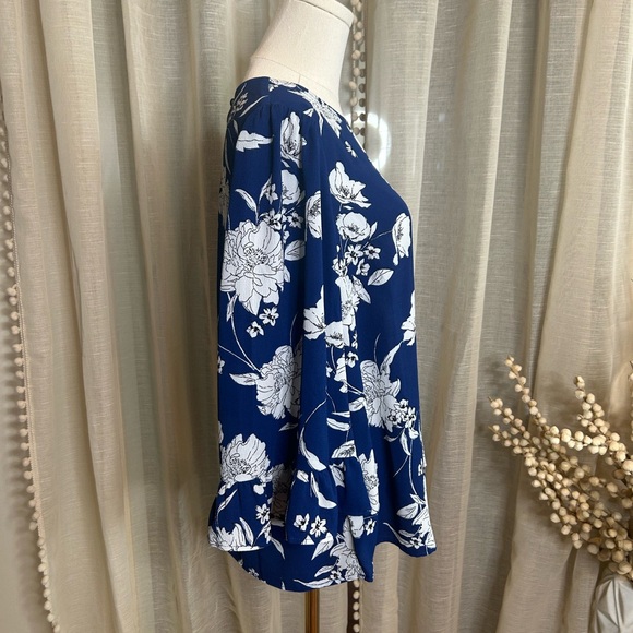 Blue and shite floral blouse Sz S Bell Sleeve Flounce - Picture 3 of 6